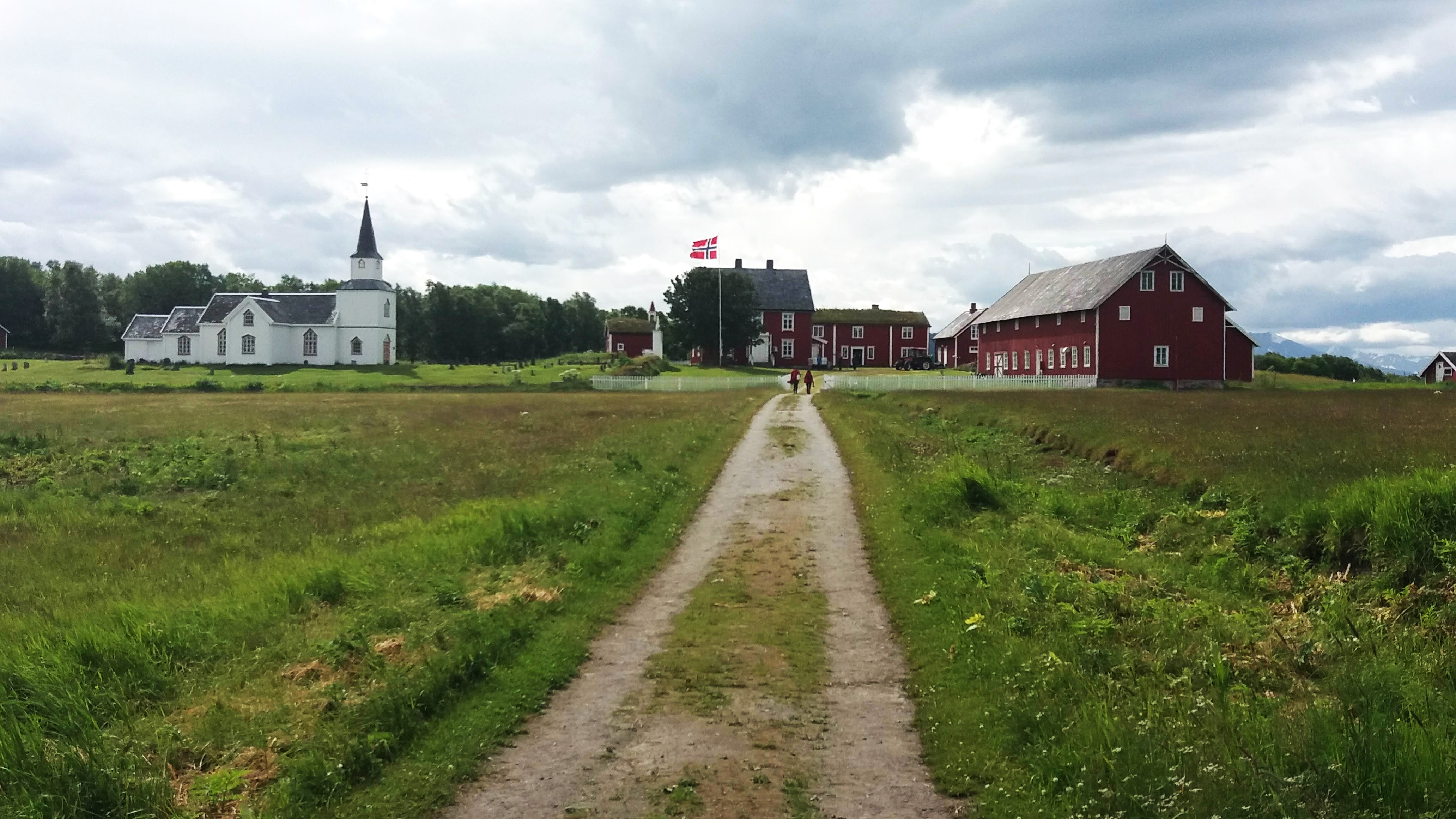 Tranøy kirke og tidligere prestegård